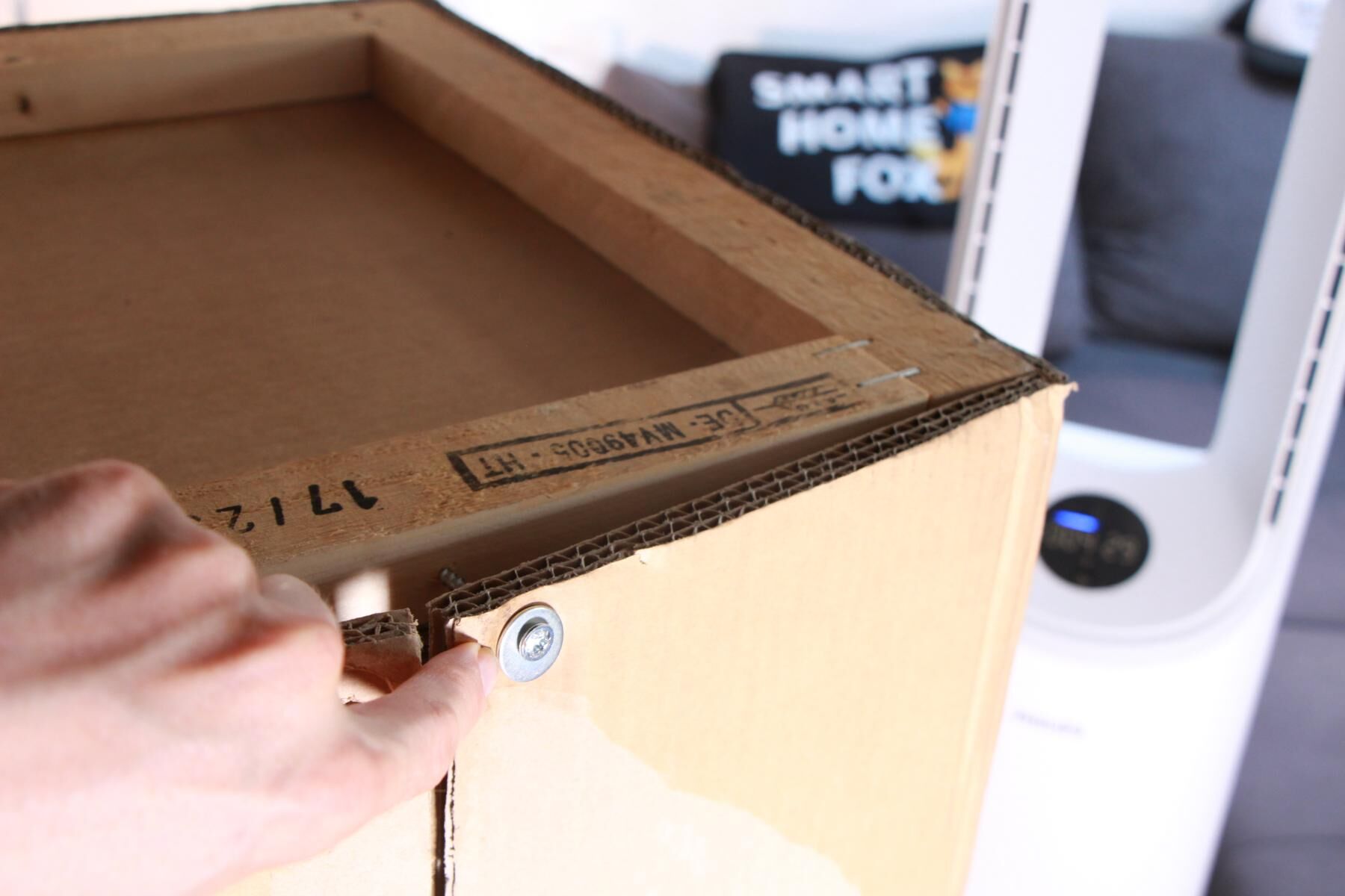 Коробка Philips Air Performer открывается с помощью отвертки, так как она закрыта винтами Torx. 